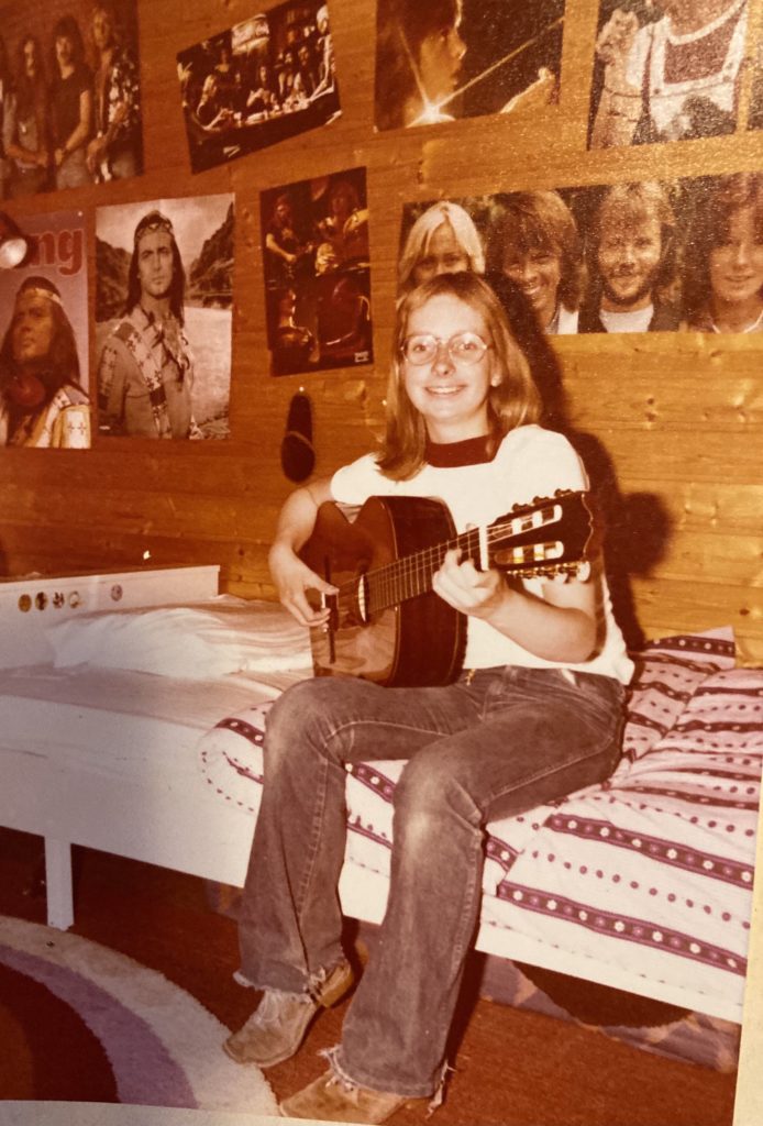 Junges Mädchen, Hilkea mit Gitarre und Postern von den Wänden von Winnetou, Abba, Pink Floyd