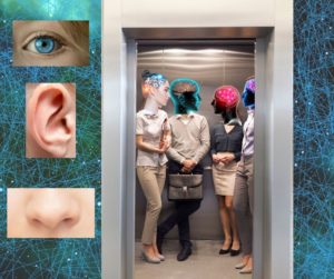 Vier Menschen im Fahrstuhl. Nervensystem