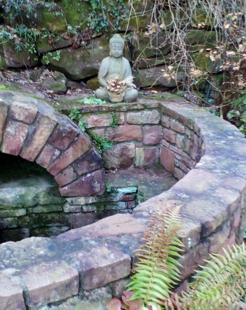 Brunnen, Buddhastatue Meditation