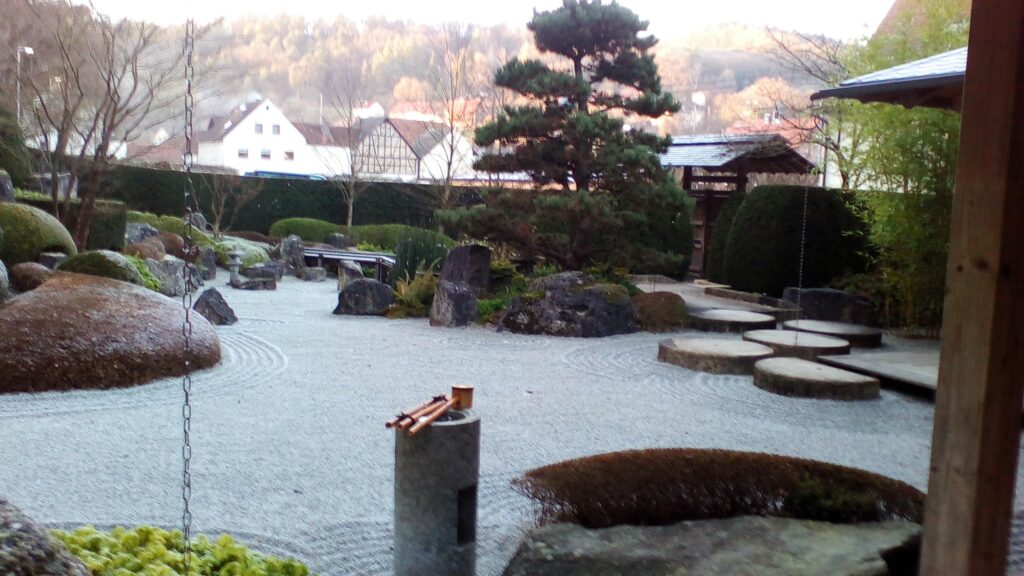 Benediktushof Zengarten Stimme und Meditation - gehakter Kies, Steine und Wege